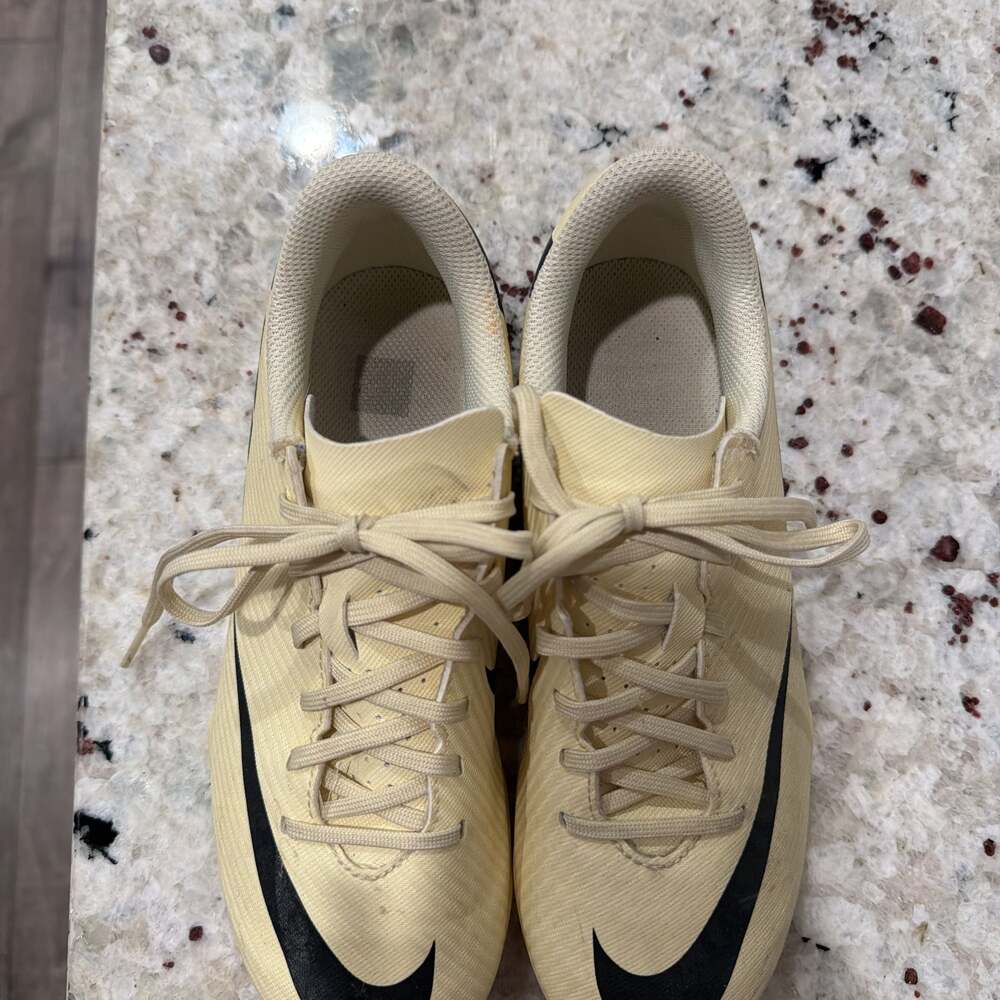 Nike Mercurial Vapor 15 Club FG/MG Lemonade Youth‎ Soccer Cleats Youth size 4.5.